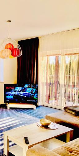 B&B Słupsk - PREMIUM APARTAMENT 74m2 !!! BUSINESS LAS SŁUPSKI two bedrooms two extra large double beds wifi Netflix 3x Smart TV50' M7 - Bed and Breakfast Słupsk