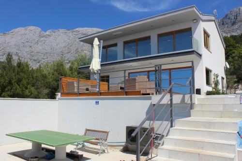 Villa Yanko, free parking, heated pool, sea view, own children's playground, excellent facilities