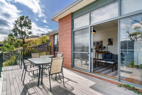 The Beach House- private jacuzzi and wood fire!