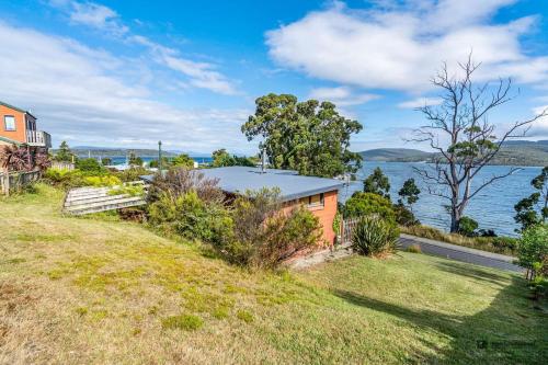 The Beach House- private jacuzzi and wood fire!