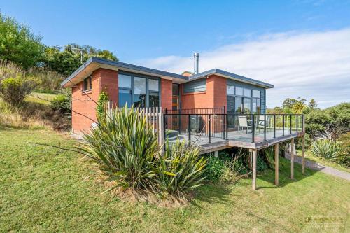 The Beach House- private jacuzzi and wood fire!