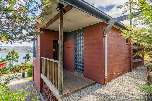 The Beach House- private jacuzzi and wood fire!