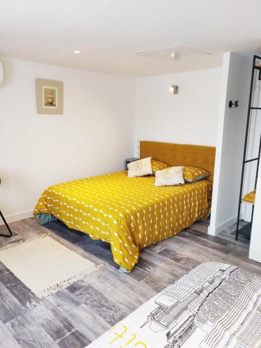 1 double bed, 2 twin beds