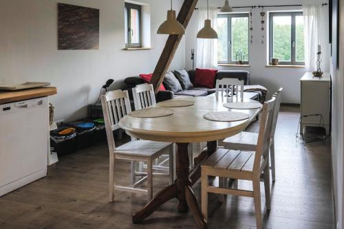 2 bedrooms, 3 beds