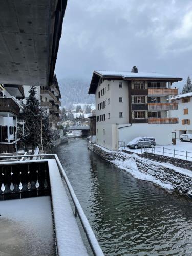 TOP LOCATION - Klosters center - 130m distance to ski lift Parsenn Gotschnabahn and railway station Klosters Platz - direct connection to Davos, Klosters (fotografie 5)