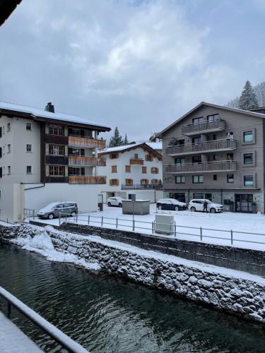 TOP LOCATION - Klosters center - 130m distance to ski lift Parsenn Gotschnabahn and railway station Klosters Platz - direct connection to Davos, Klosters (fotografie 4)