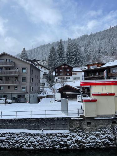 TOP LOCATION - Klosters center - 130m distance to ski lift Parsenn Gotschnabahn and railway station Klosters Platz - direct connection to Davos, Klosters (fotografie 3)