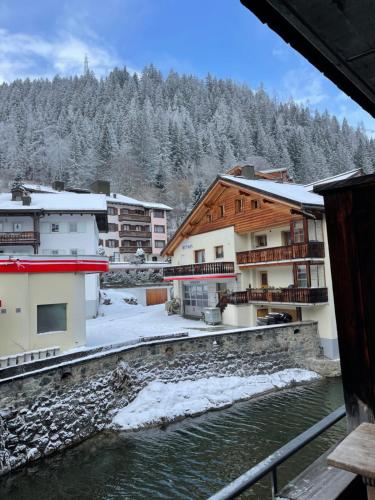 TOP LOCATION - Klosters center - 130m distance to ski lift Parsenn Gotschnabahn and railway station Klosters Platz - direct connection to Davos, Klosters (fotografie 2)