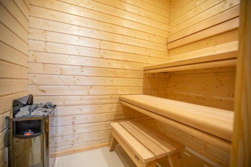 Luxury hot tub and sauna lodge in York in Murton