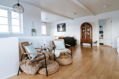 Iekārtas, Ocean Views and Gorgeous Design in a Light-Filled 3 BDRM/1.5 Bath Village Home in Stokkseyri