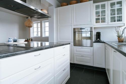 virtuve, Ocean Views and Gorgeous Design in a Light-Filled 3 BDRM/1.5 Bath Village Home in Stokkseyri
