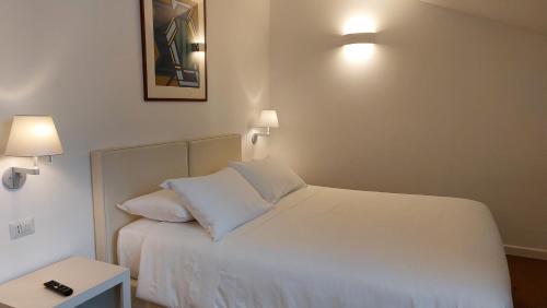 Double or Twin Room image 10