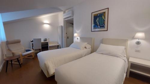 Double or Twin Room image 9