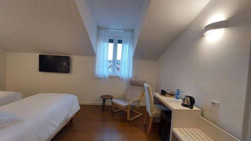 Double or Twin Room image 8