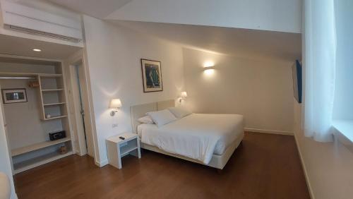 Double or Twin Room image 7