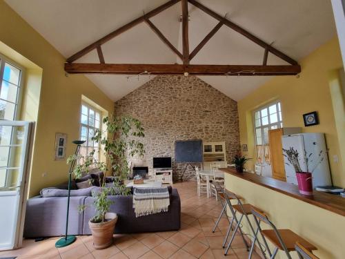 LA RECREATION _ Ancienne école de 1850 rénovée en maison d'hôtes (LA RECREATION _ Ancienne ecole de 1850 renovee en maison d'hotes) in มิสสิอา