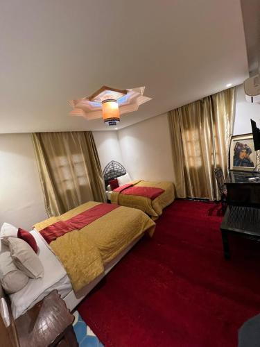 1 queen bed, 1 twin bed