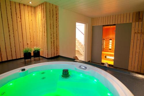 Jacuzzi & Sauna Villa