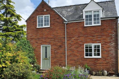 Countryside 3 Bed Detached Cottage - Royal Wootton Bassett