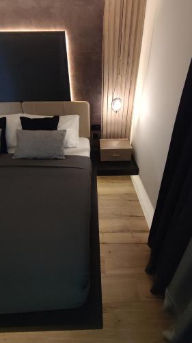 Deluxe Two-Bedroom Apartment with Balcony and Sea View image 10