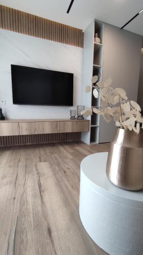 Deluxe Two-Bedroom Apartment with Balcony and Sea View image 9