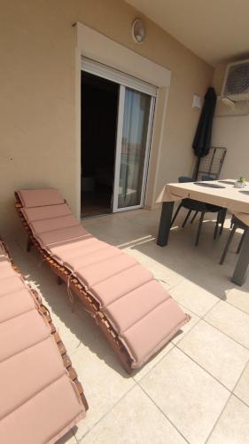 Deluxe Two-Bedroom Apartment with Balcony and Sea View image 5