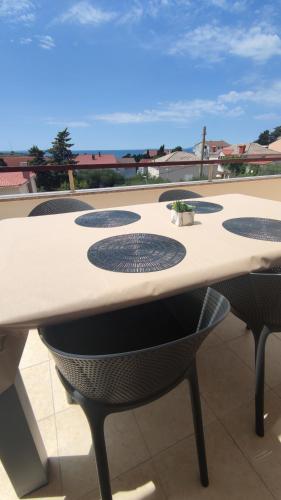 Deluxe Two-Bedroom Apartment with Balcony and Sea View image 4
