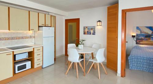 One-Bedroom Apartment image 4