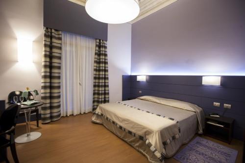 1 king bed, 1 twin bed