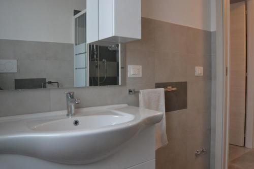 Bathroom, Apartment Terre Roveresche in San Giorgio Di Pesaro