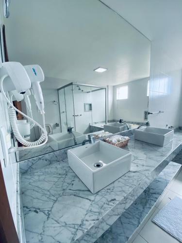 King Suite with Spa Bath image 9