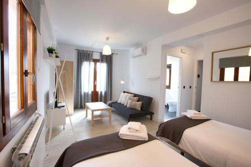 2 twin beds, 1 sofa bed