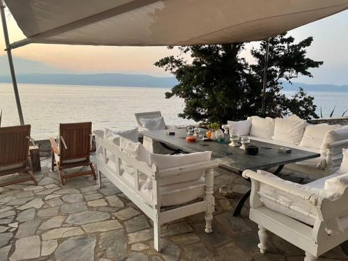 Balkons/terase, Lady of Hydra Villa, sea front view, private beach in Vlichos (Attiki)
