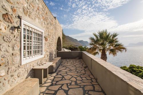 Skats, Lady of Hydra Villa, sea front view, private beach in Vlichos (Attiki)