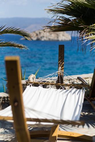 Lady of Hydra Villa, sea front view, private beach in Vlichos (Attiki)