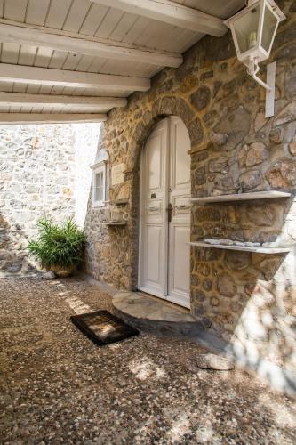 Ieeja, Lady of Hydra Villa, sea front view, private beach in Vlichos (Attiki)