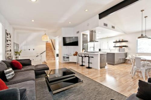 Bright, Modern 4BR with Beautiful Backyard & Pool!, Las Vegas