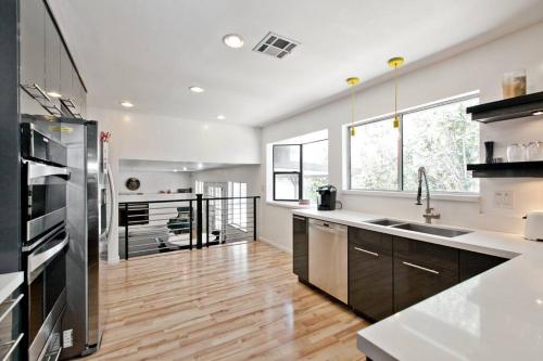 Bright, Modern 4BR with Beautiful Backyard & Pool!, Las Vegas (photo 2)