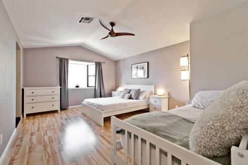 Bright, Modern 4BR with Beautiful Backyard & Pool!, Las Vegas (photo 4)