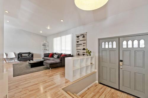Bright, Modern 4BR with Beautiful Backyard & Pool!, Las Vegas (photo 5)