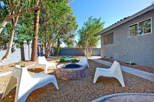 Bright, Modern 4BR with Beautiful Backyard & Pool!, Las Vegas (photo 6)