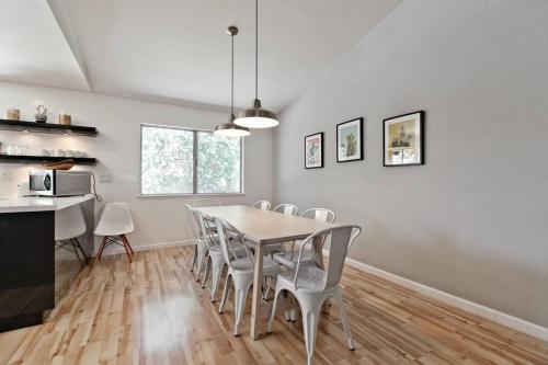 Bright, Modern 4BR with Beautiful Backyard & Pool!, Las Vegas (photo 7)