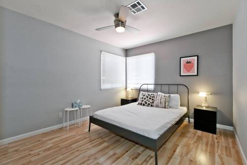 Bright, Modern 4BR with Beautiful Backyard & Pool!, Las Vegas (photo 8)