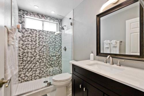 Bright, Modern 4BR with Beautiful Backyard & Pool!, Las Vegas (photo 9)