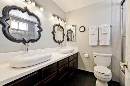 Bright, Modern 4BR with Beautiful Backyard & Pool!, Las Vegas (photo 10)