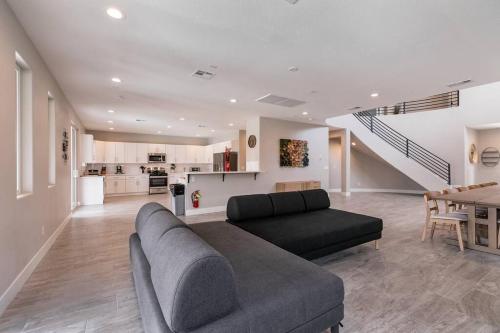 6 bedroom mansion w/ amazing backyard pool!, Las Vegas (photo 7)
