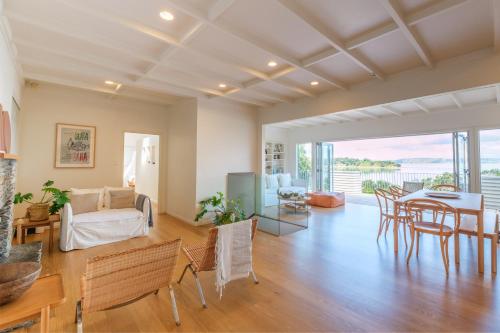 Koi Waiheke with private beach access and mooring - Accommodation - Omiha