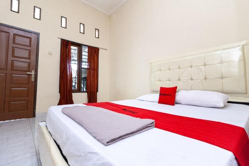 B&B Jambi - RedDoorz @ Jalan Sidomuncul 2 Jambi - Bed and Breakfast Jambi