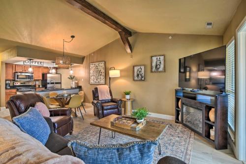 Branson Condo w/ Pool & Golf Course Views!, Branson