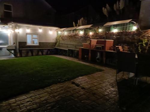 ทัศนียภาพภายนอกโรงแรม, Big fireplace aga hot tub wet room barn garage in ลานนีลลิ